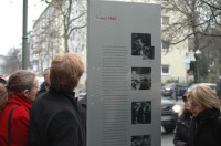 Enthüllung der Informationstafel am 12.12.2008 mit Bezirksbürgermeisterin Monika Thiemen, Kulturstaatssekretär André Schmitz und BVV-Vorsteherin Dr. Marianne Suhr, Foto: Andreas Fritsch Enthüllung der Informationstafel am 12.12.2008 mit Bezirksbürgermeisterin Monika Thiemen, Kulturstaatssekretär André Schmitz und BVV-Vorsteherin Dr. Marianne Suhr, Foto: Andreas Fritsch
